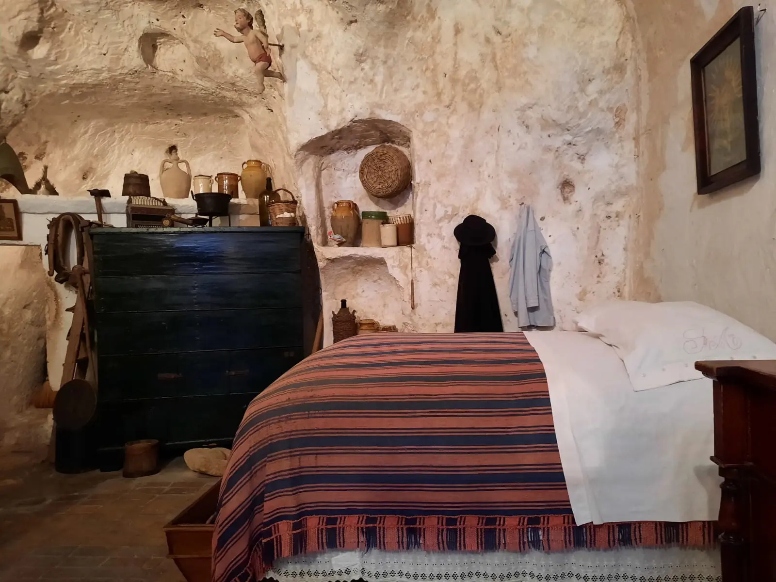 Bedroom inside Casa Grotta museum in Matera